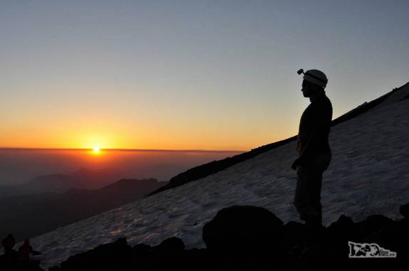 A Ana observa o nascer-do-sol nas encostas do vulcão Lanín, na região de Junín de Los Andes, no sul da Argentina